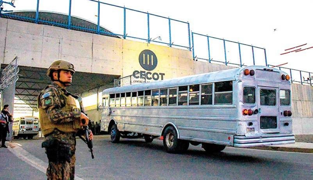 La Casa Blanca estudia la legalidad de enviar a estadounidenses a la megacárcel de Bukele