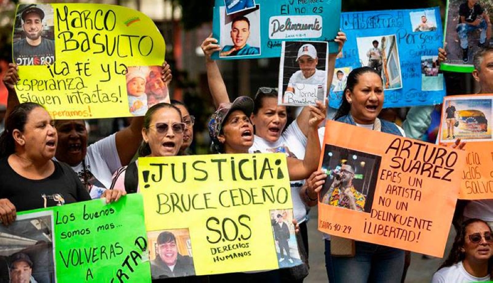 Familias de venezolanos en El Salvador exigen pruebas de vida de sus parientes detenidos