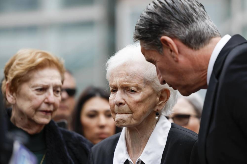 Familia de hermanos Menéndez demanda a la Fiscalía por exhibir fotos de escena del crimen