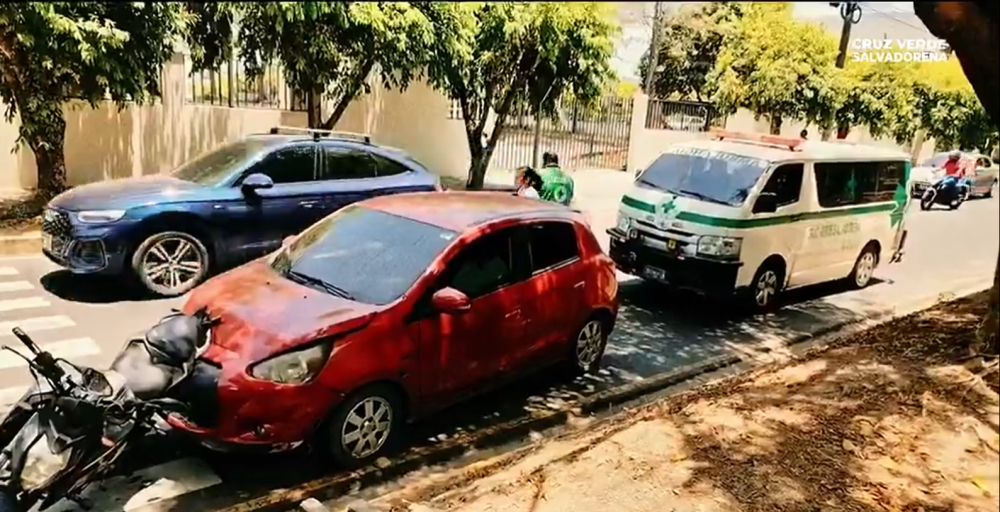 Dos personas lesionadas deja un choque entre motocicleta y vehículo en Antiguo Cuscatlán