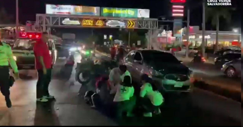 Grave accidente deja lesionados a motociclista, su acompañante y un peatón