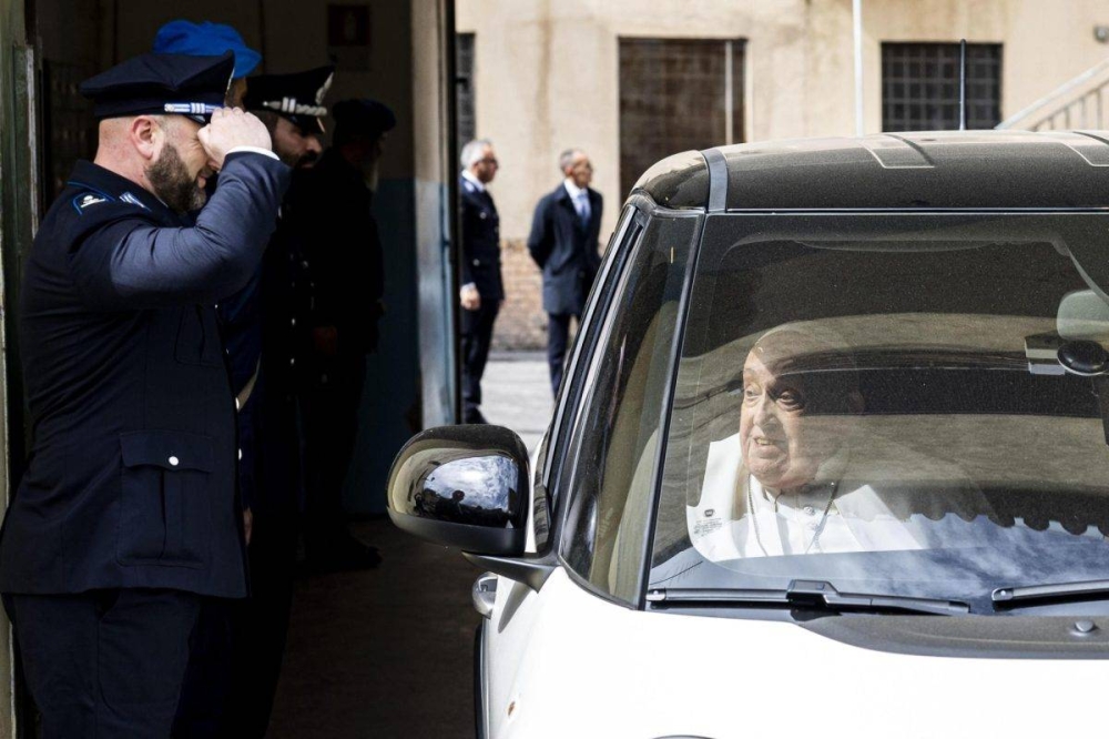 El papa visita una cárcel romana por Jueves Santo durante su convalecencia