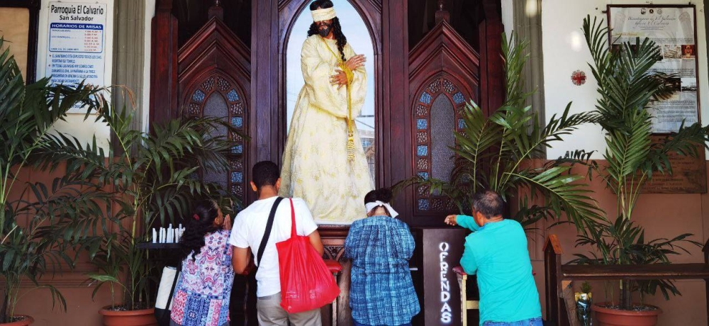 Penitentes recorren la calle de La Amargura en jueves santo