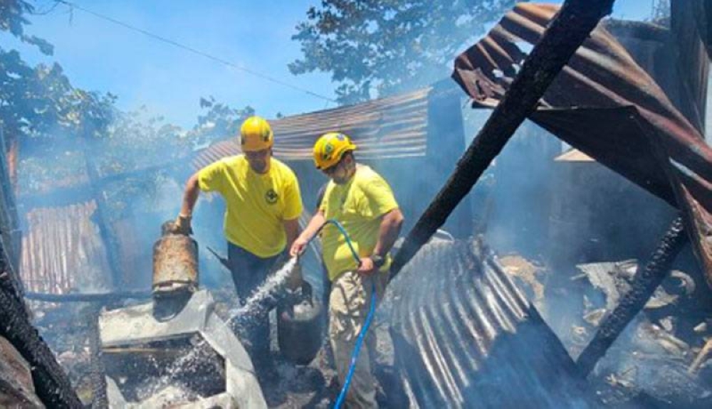 Incendio consume vivienda en Juayúa