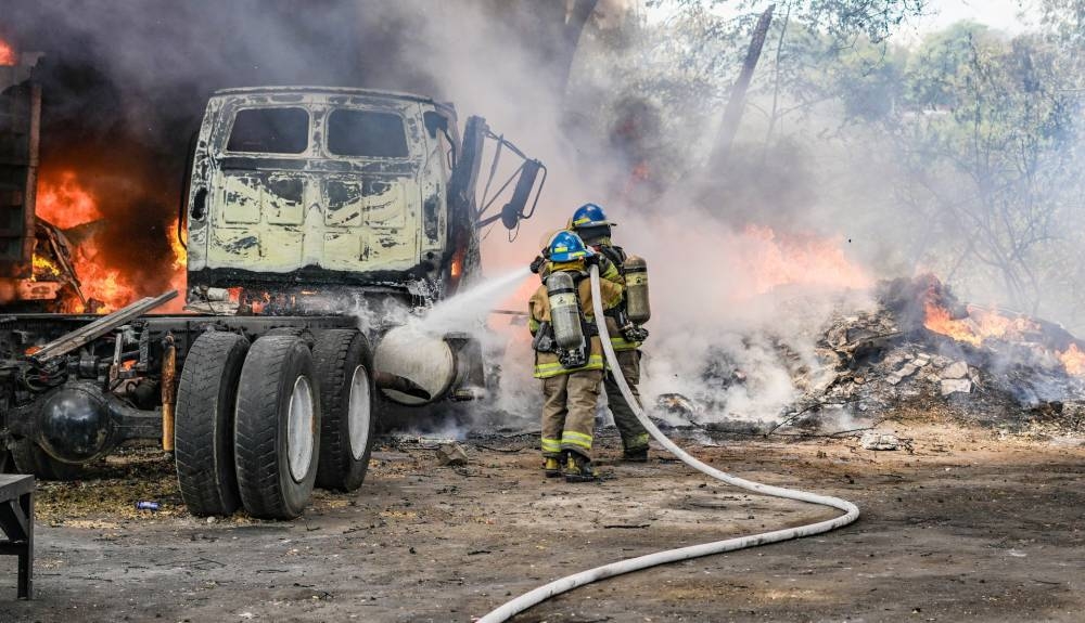 Incendio devora varios vehículos en un taller de Cuscatancingo