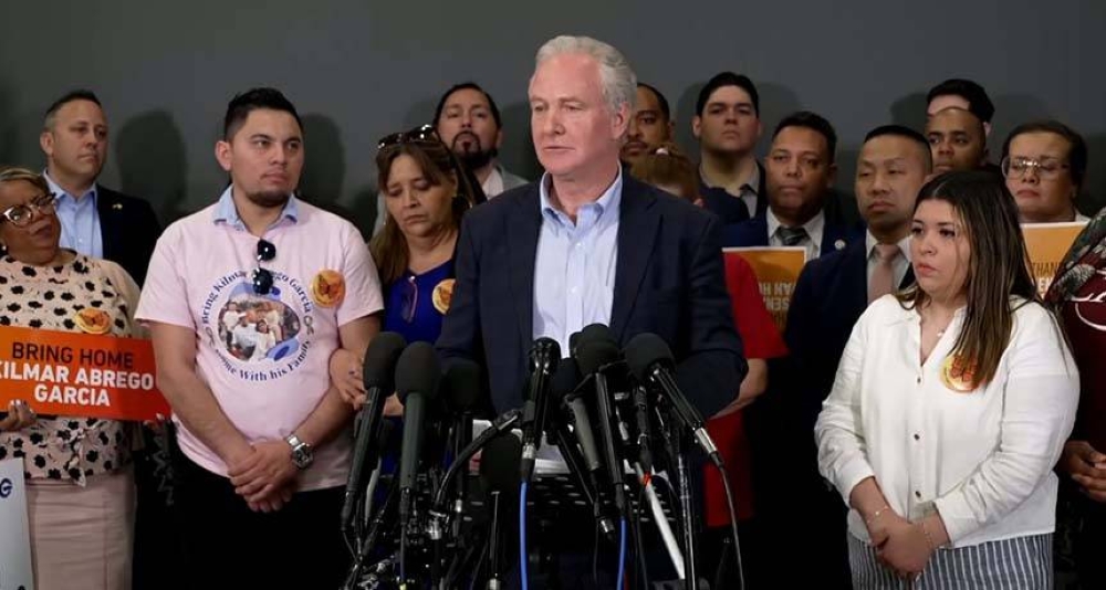 Senador Van Hollen dice que Kilmar Ábrego fue trasladado a una prisión en Santa Ana: «Estaba traumatizado»