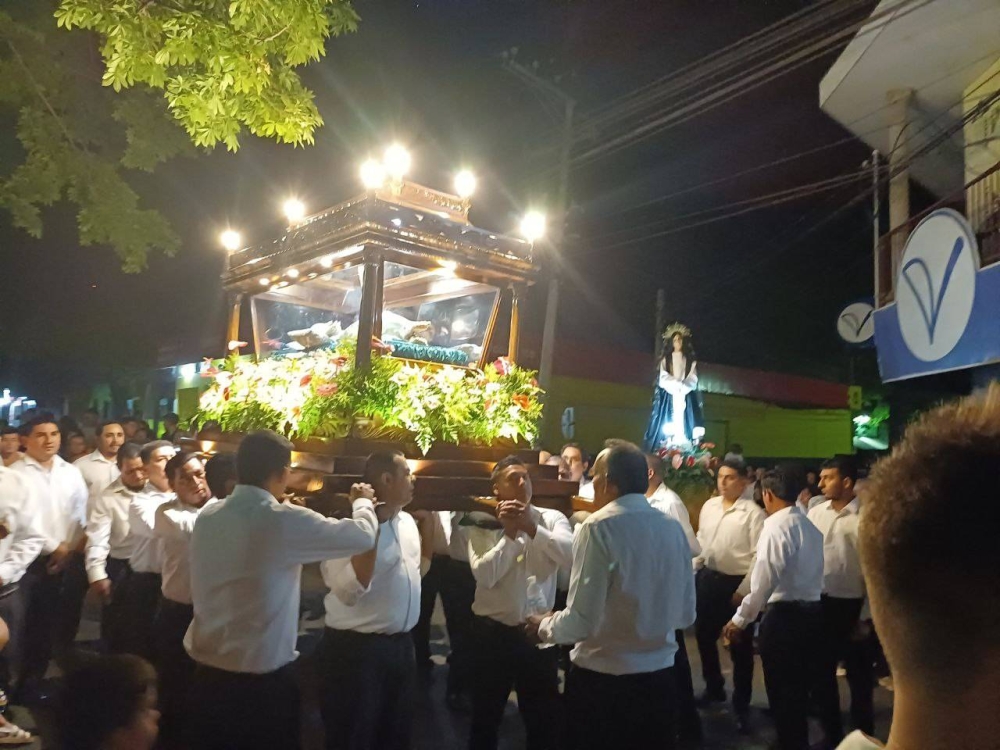 Feligreses católicos conmemoran el Santo Entierro en la tradicional procesión en iglesia El Calvario