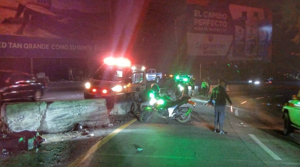 Accidente en carretera al Puerto de La Libertad deja un motociclista muerto y otro gravemente herido
