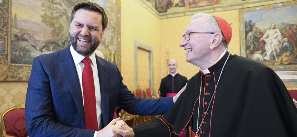 Vance y el secretario de Estado vaticano conversan sobre migrantes y presos