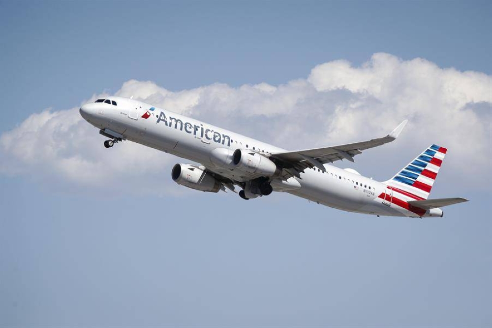 Avión de American Airlines que se dirigía a Miami se declara en emergencia por olor a humo y regresa a Argentina