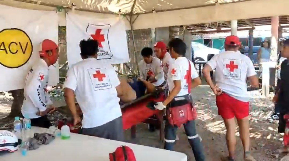 Rescatan a una mujer y dos menores en Playa El Espino, Usulután