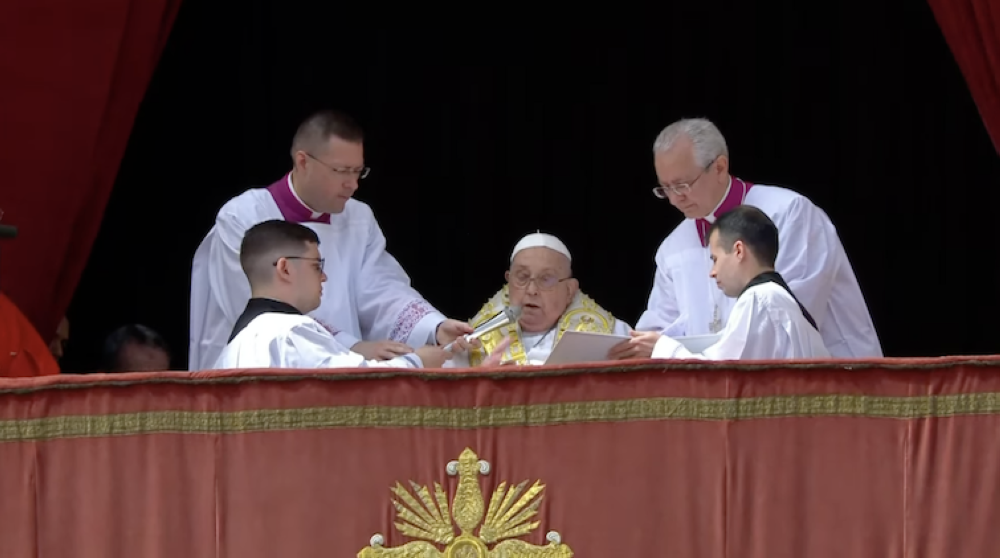 El papa aparece para la bendición Urbi et Orbi en el balcón de la fachada de San Pedro