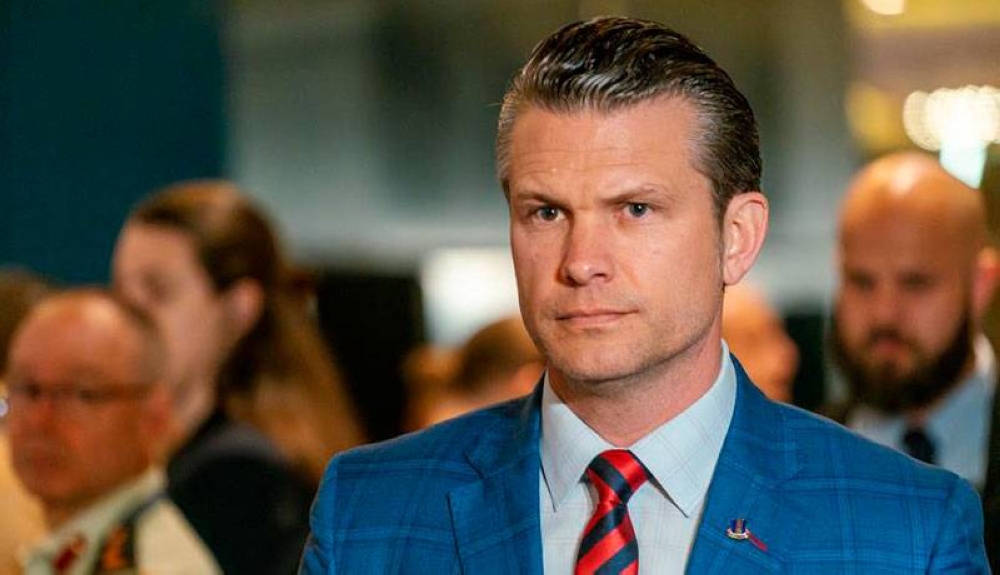 Jefe del Pentágono compartió datos militares en otro chat de Signal que incluía familiares