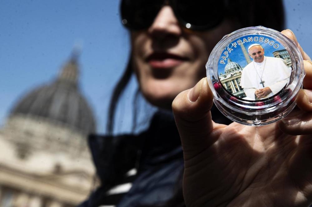 Conmoción y pesar entre fieles y turistas en el Vaticano tras la muerte del papa