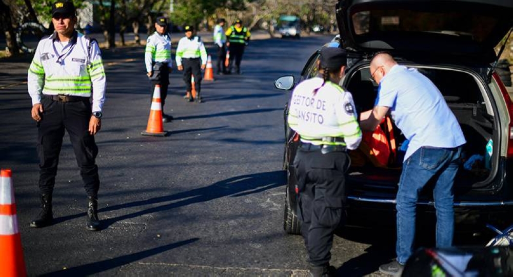 Al menos 50 conductores peligrosos detenidos en vacaciones, una reducción del 58 %