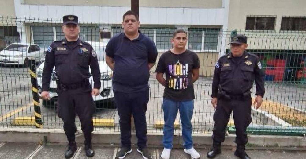 Arrestan a dos hombres por hurtar celulares en un bus de Santa Tecla