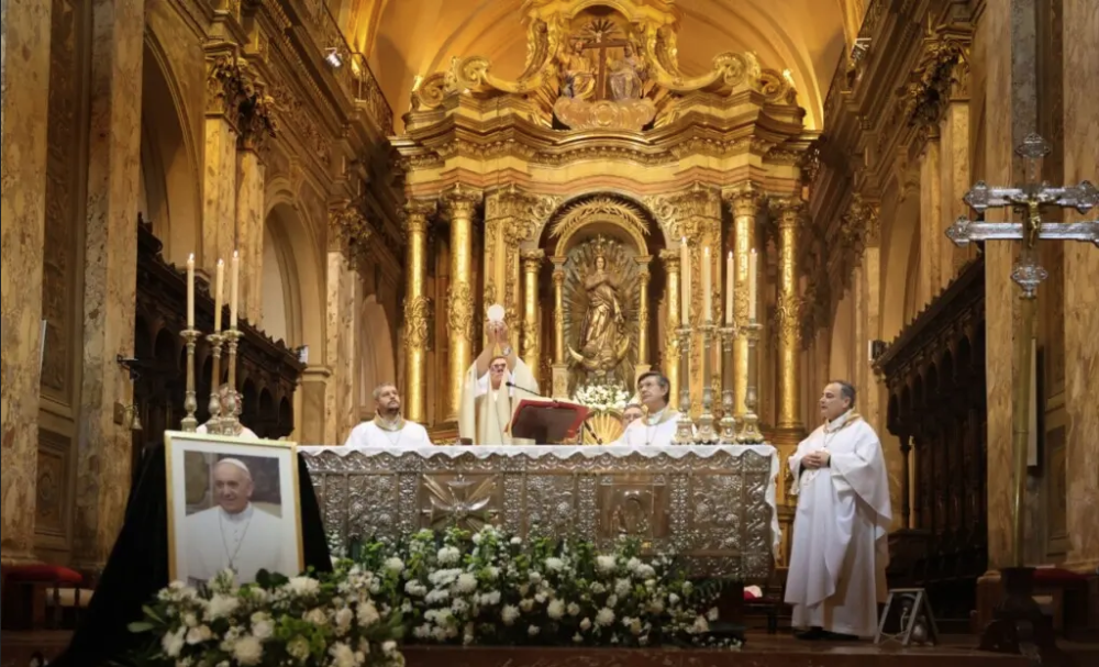 La Catedral de Buenos Aires se convierte en centro de oración y peregrinaje por Francisco