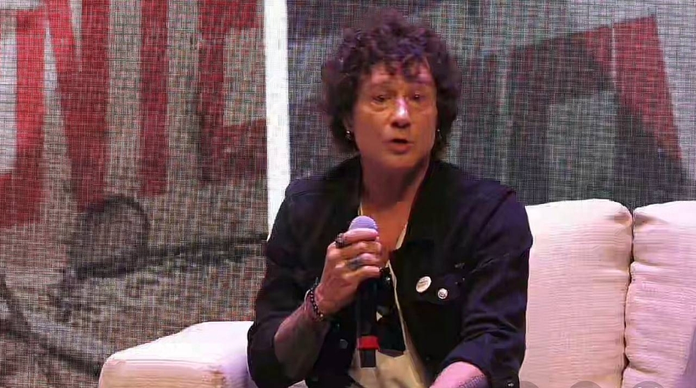 Enrique Bunbury recuerda cuando él y su banda se perdieron en San Salvador