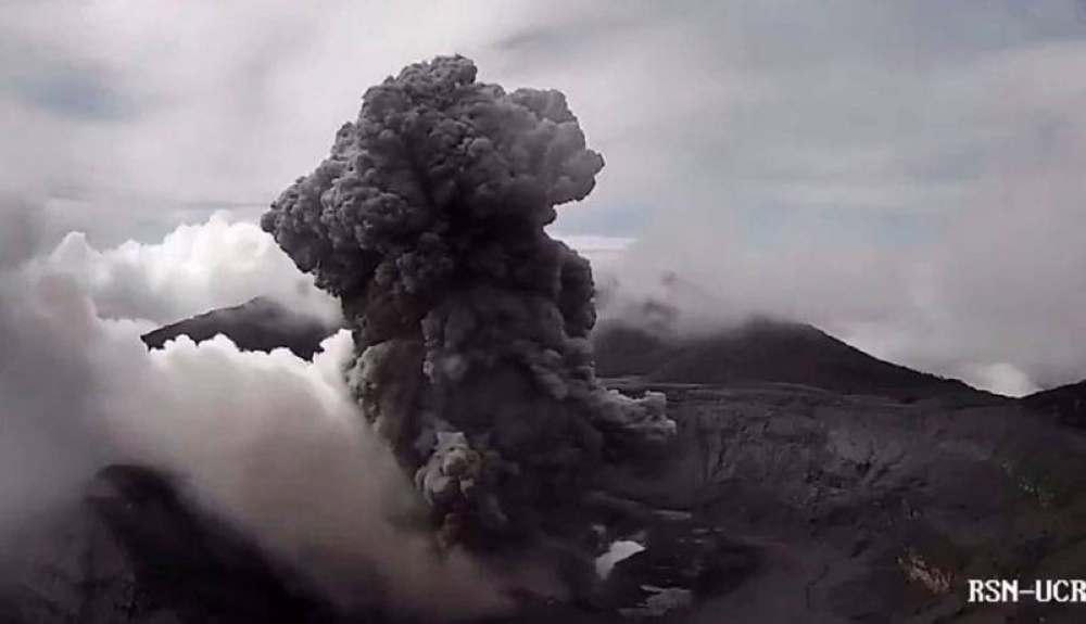 El volc&aacute;n Po&aacute;s hace erupci&oacute;n de ceniza que llega a 2,000 metros de altura en Costa Rica