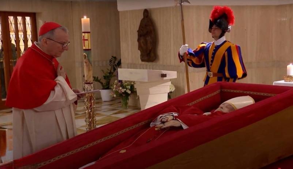 El Vaticano difunde las primeras imágenes del Pontífice en su féretro