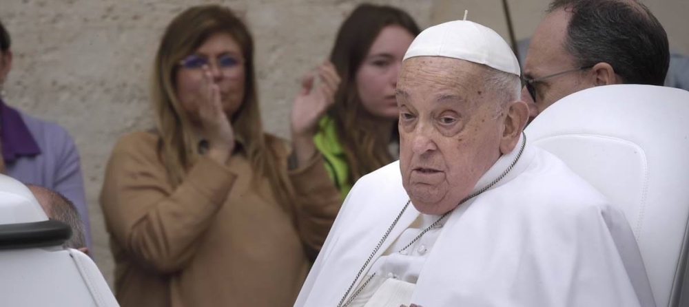 Francisco agradeció a su asistente haber saludado en el papamóvil tras el «Urbi et Orbi»