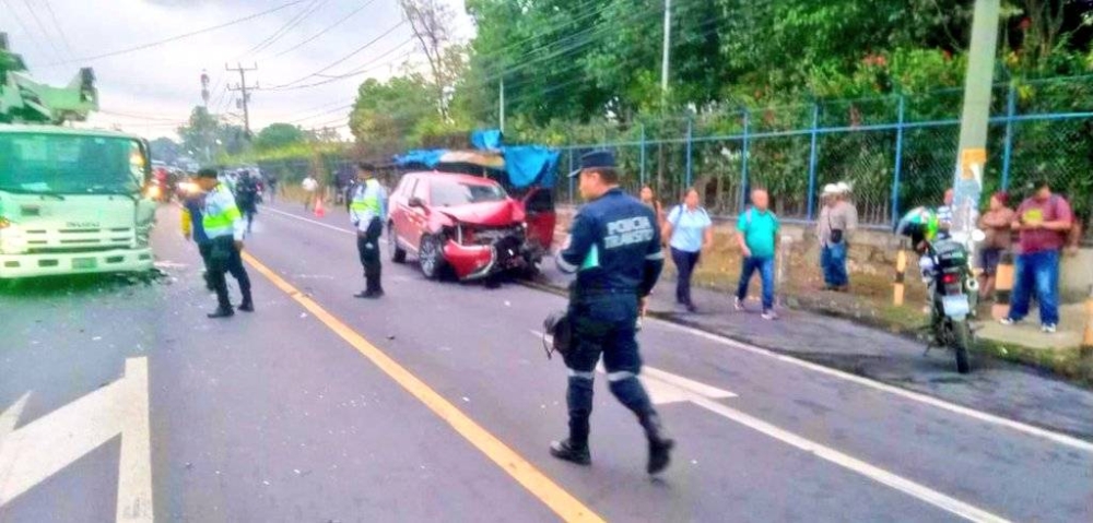 Hombre resulta lesionado tras fuerte choque entre carro y camión en San Martín
