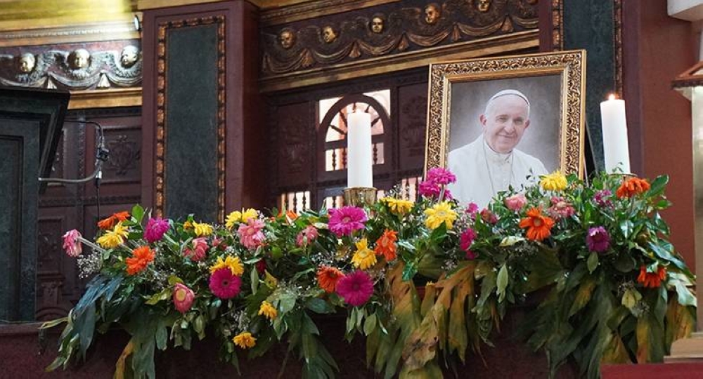 Salvadoreños lamentan muerte del papa Francisco y recuerdan su entrega a los más pobres