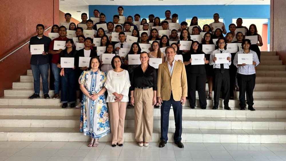 Fundación Poma entrega becas a 61 jóvenes para que continúen estudios superiores