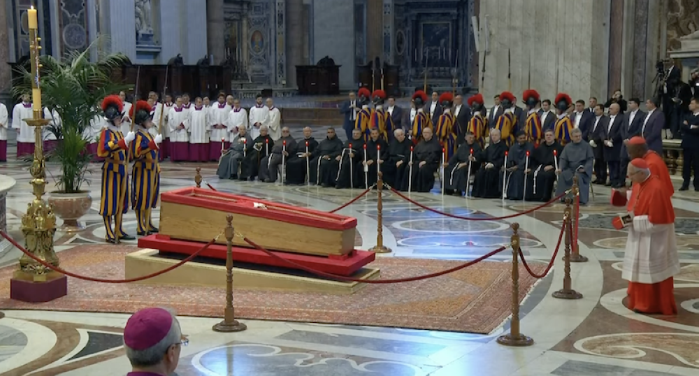 Fieles despiden a papa Francisco tras traslado de su féretro al Vaticano