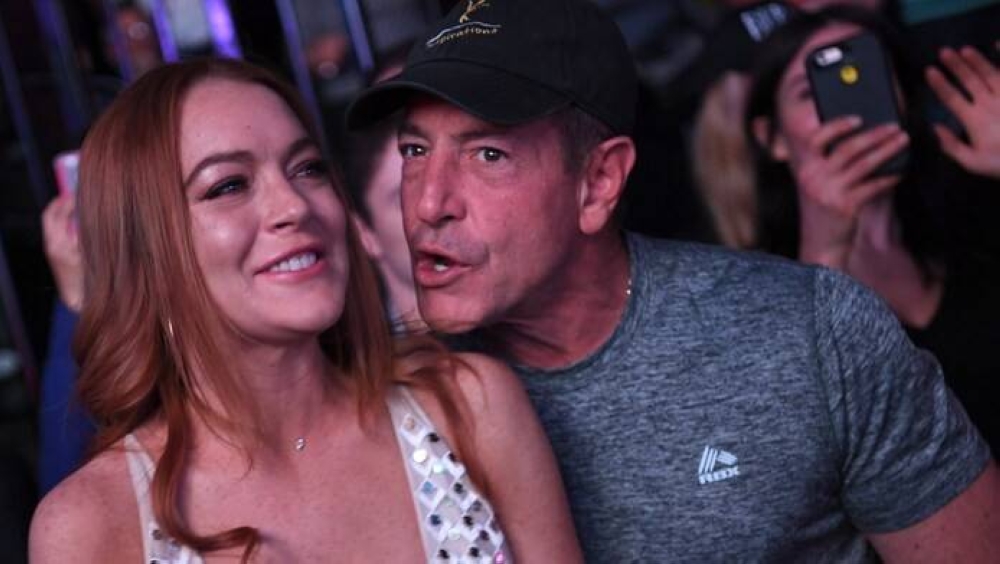 Sentencian al padre de Lindsay Lohan a nueve meses de cárcel por fraude médico