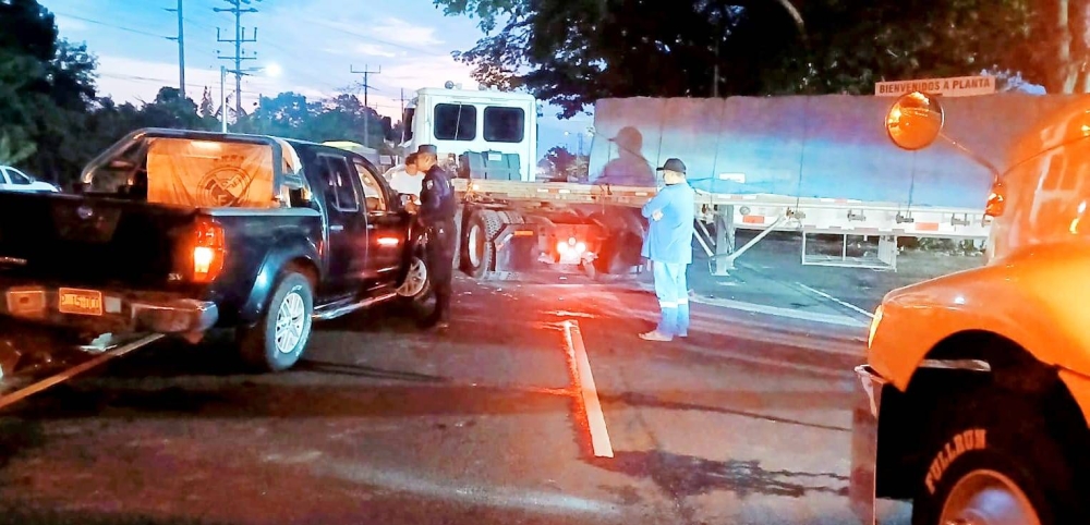 Una rastra incendiada y dos heridos dejan los accidentes de este miércoles