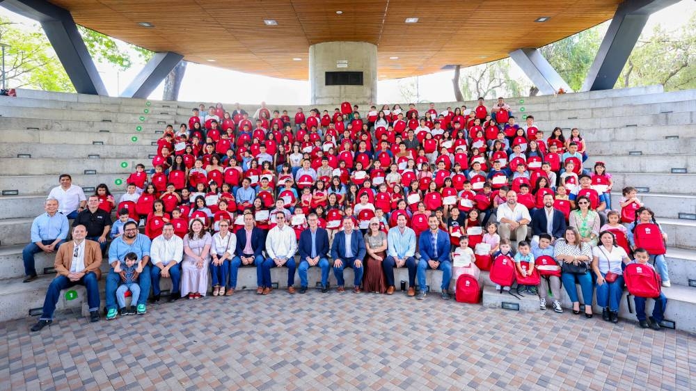 BAC impulsa el futuro de 261 estudiantes salvadoreños con entrega de Becas