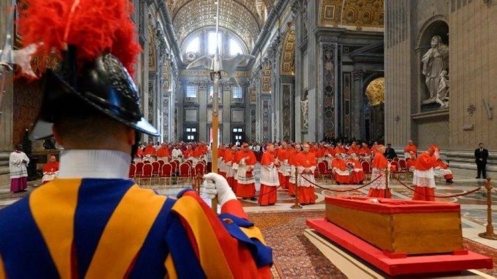 El luto vaticano por la muerte del papa acabará el 4 de mayo para seguir con el cónclave