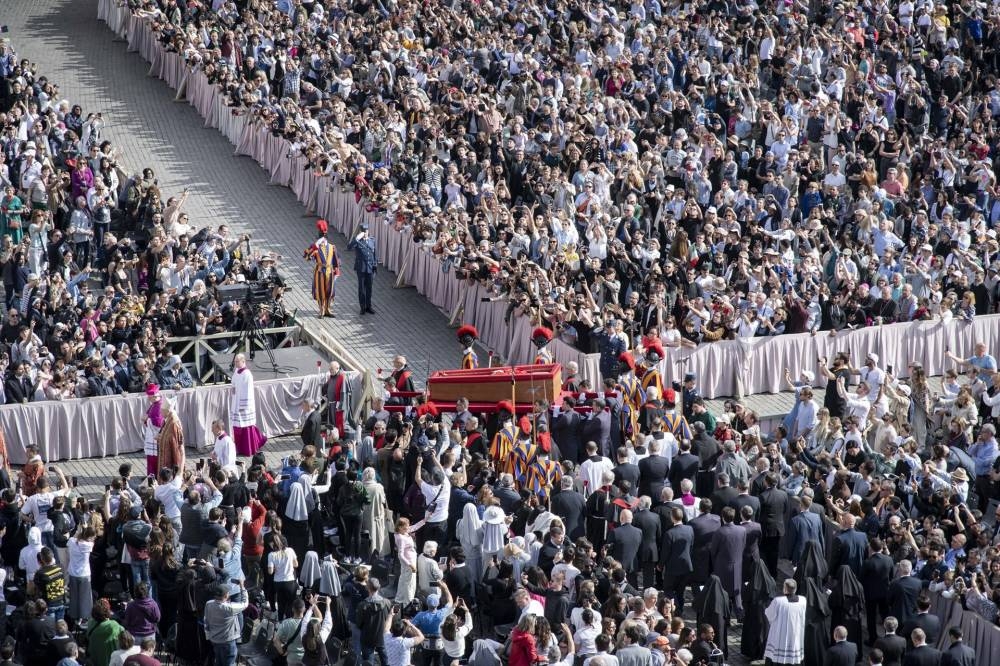 Casi 20,000 personas han pasado ante el féretro del papa en su primer día en la basílica