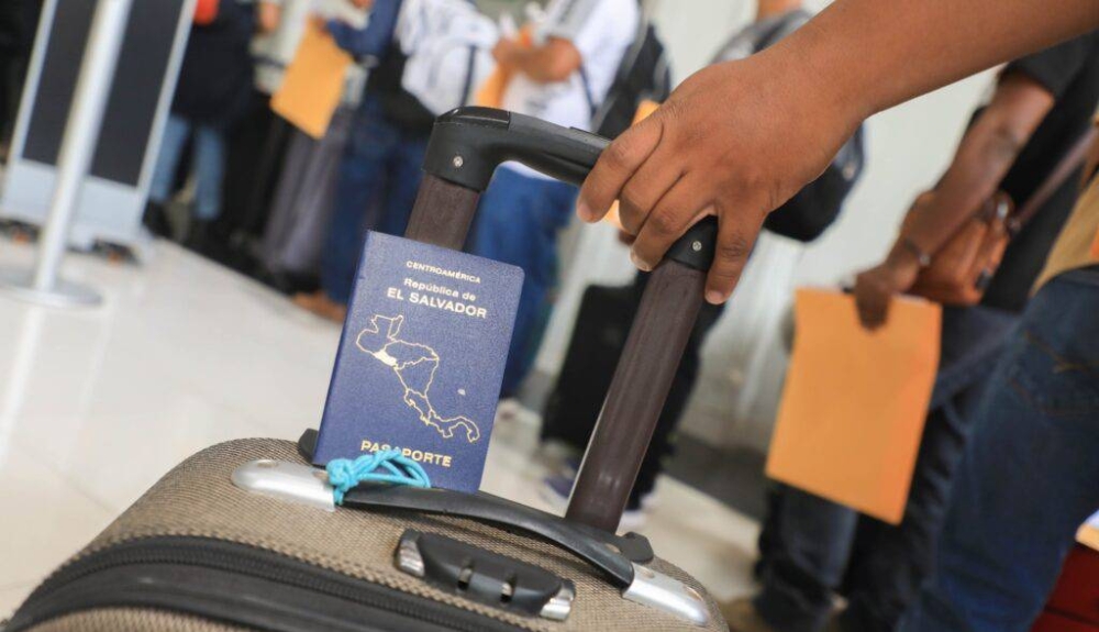 Más de 100 salvadoreños partieron con visas de empleo temporal a Canadá