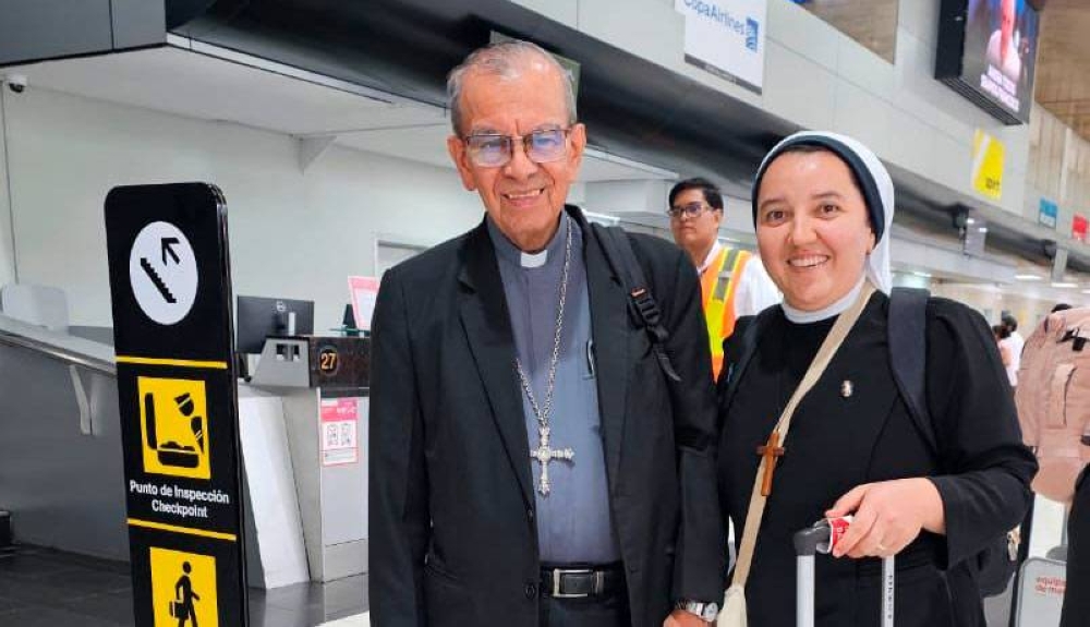 Cardenal Rosa Chávez viaja a Roma para asistir al funeral del papa Francisco