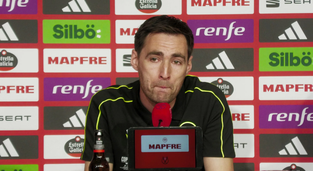 Entre lágrimas, árbitro De Burgos denuncia acoso mediático previo a la final de Copa del Rey