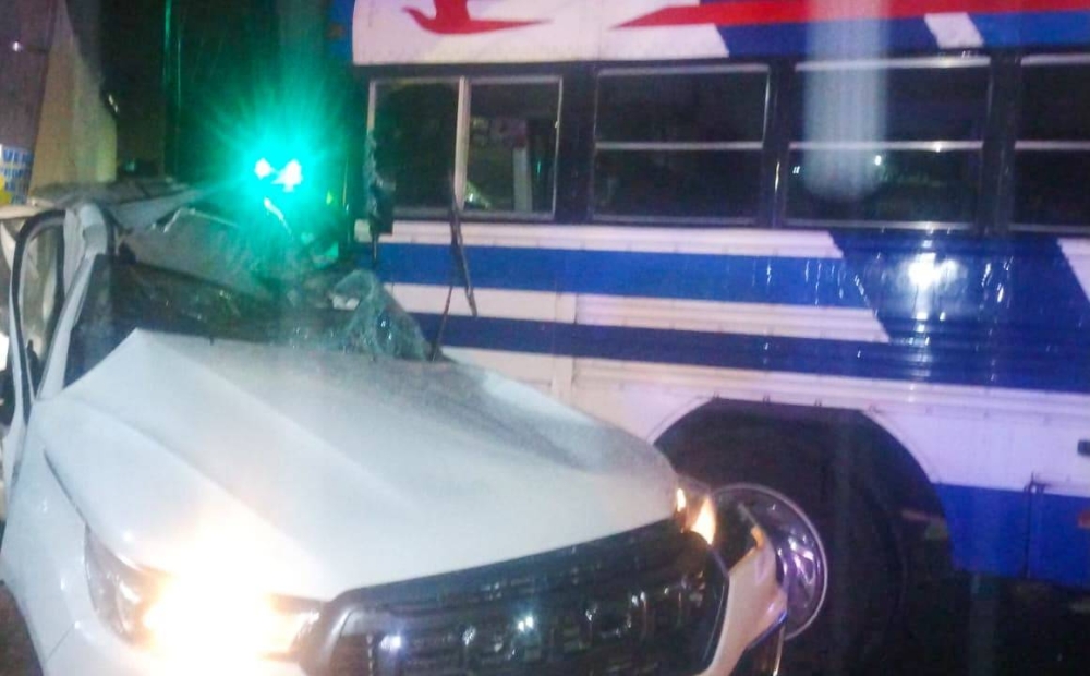 Choque entre bus y pick up deja un muerto y una persona lesionada en Santa Tecla este viernes