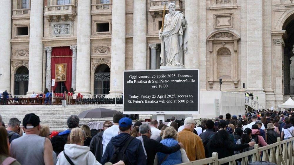 Las redes sociales, protagonistas en el adiós a Francisco por «selfies» ante su féretro