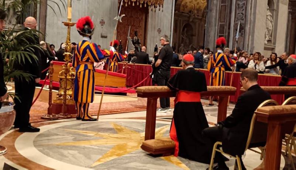 El cardenal Rosa Chávez se despidió y oró ante el féretro del papa Francisco en Roma