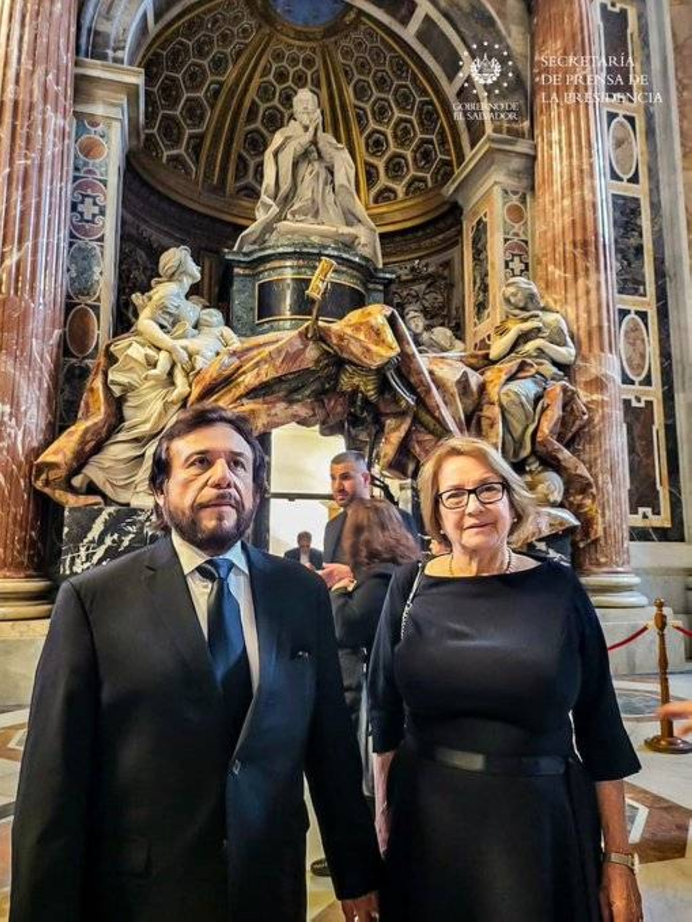 Félix Ulloa, designado por Bukele, llega al Vaticano para asistir al funeral del papa Francisco