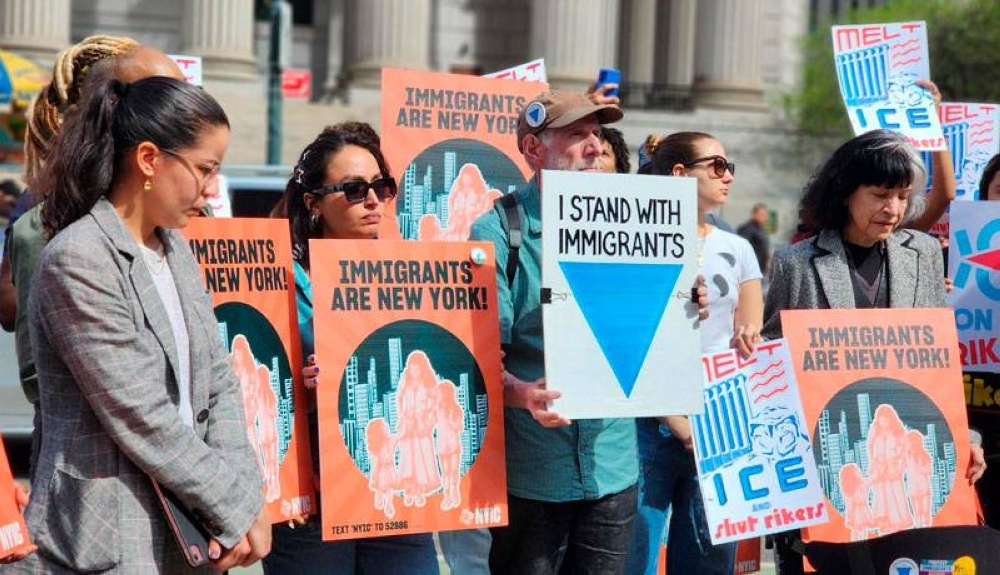 El alcalde de Nueva York dice a inmigrantes que «vivan su vida» sin temor a ser detenidos