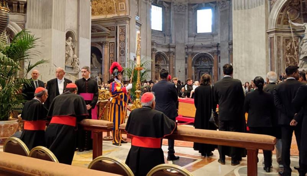 Cardenal Rosa Chávez: «Fue una hora muy intensa, de rodillas y sin nadie que me interrumpiera, a pocos pasos del ataúd del papa»