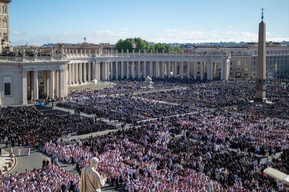 El papa construyó puentes y no muros, dice homilía de su funeral, ante Trump y otros líderes
