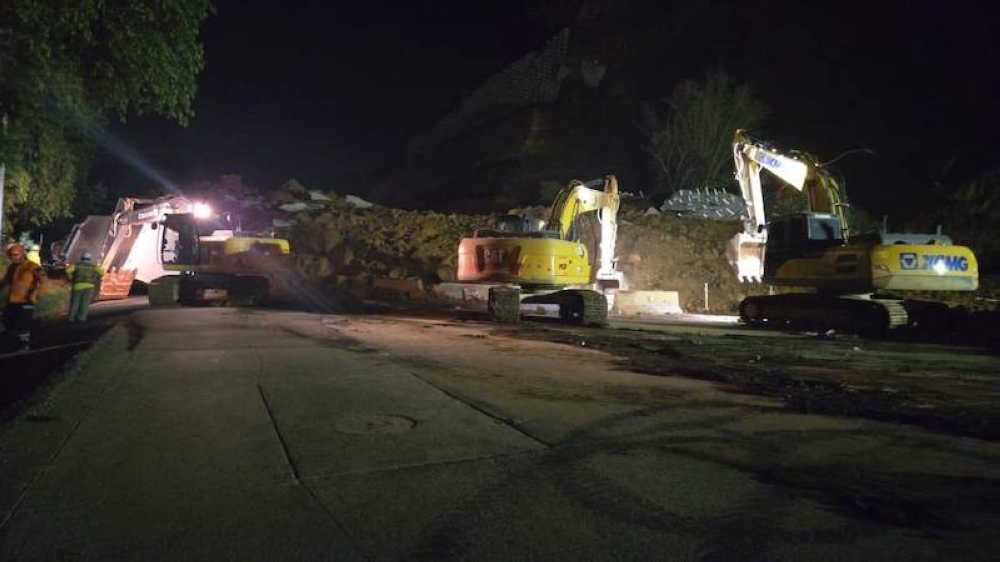 Deslizamiento de tierra bloquea tramo de Los Chorros en ambos sentidos