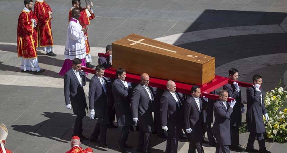 El entierro del papa Francisco se produjo ante el camarlengo y sus familiares