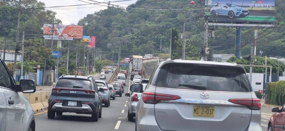 El paso en Los Chorros sigue cerrado y tráfico colapsa en vías alternas