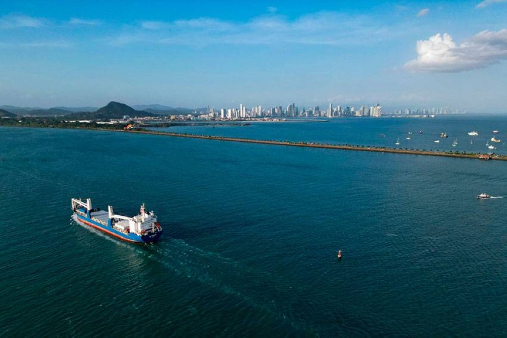 Presidente de Panamá reitera que neutralidad del Canal obliga al pago de todos los buques