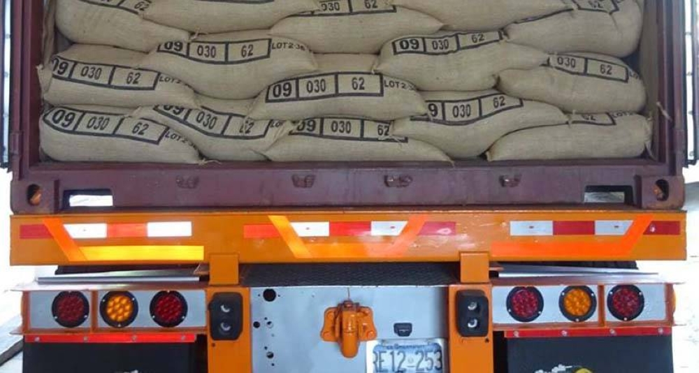 Ministro de Defensa dice que paquetes con droga fueron alterados después de salir de El Salvador