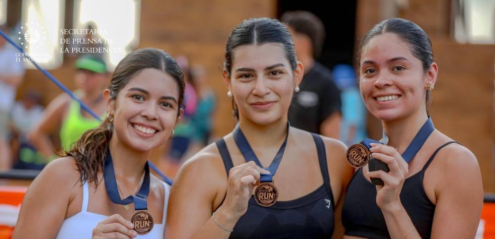 Más de 1,000 corredores participaron en el Surf City Run 2025